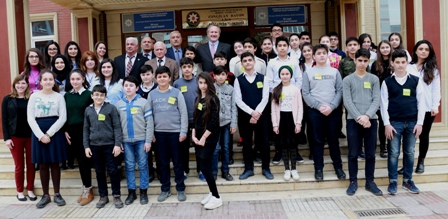 ABŞ Məcburi K&ouml;&ccedil;k&uuml;n Gənclərə İngilis dili &ouml;yrənməyə k&ouml;mək edir