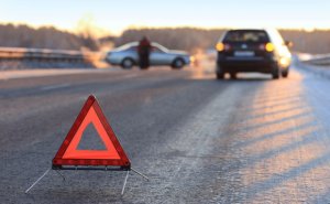 Ağsuda polislər yol qəzasına düşdü