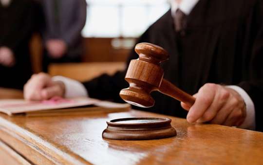 Sumqayıtda iki uşaq anasını zorlayan müəllimə 20 il iş kəsildi