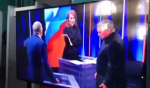 Sobçak canlı yayımda Jirinovskiyə su atdı