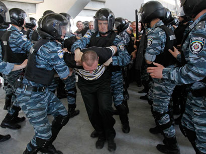 Kiyev polisi 100 nəfəri SAXLADI 