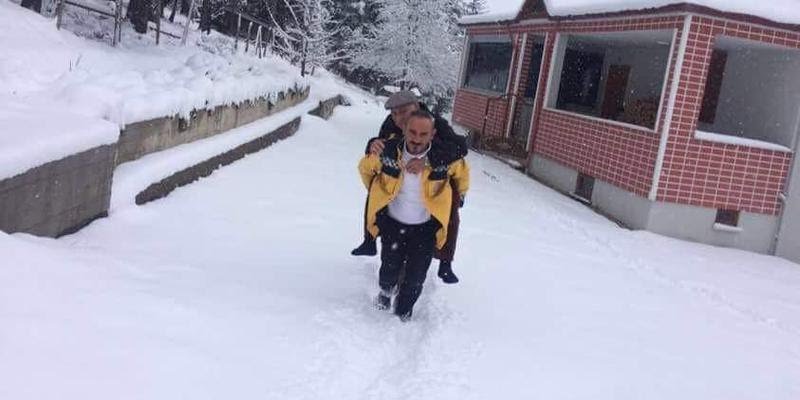 Xəstələnən şəhid atasını kürəyində DAŞIDI
