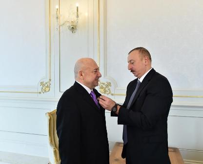 Prezident teatr direktoruna “Dostluq” ordeni təqdim etdi