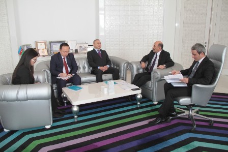 Əbülfəs Qarayev səfirlə müzakirə apardı