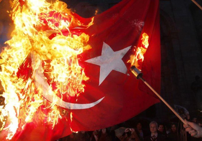 Yunanlar türk bayrağını yandırdı, Ankara etiraz etdi