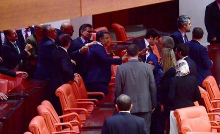 Türkiyə parlamentində dava - FOTO