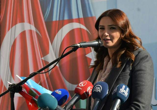 Qənirə Paşayeva Ərzurumda “Qəhrəmanlar Abidəsi\