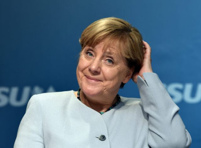 Merkelə parlamentdə hücum olub