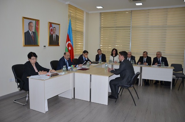 Əbülfəz Qarayev şikayətçiləri dinlədi