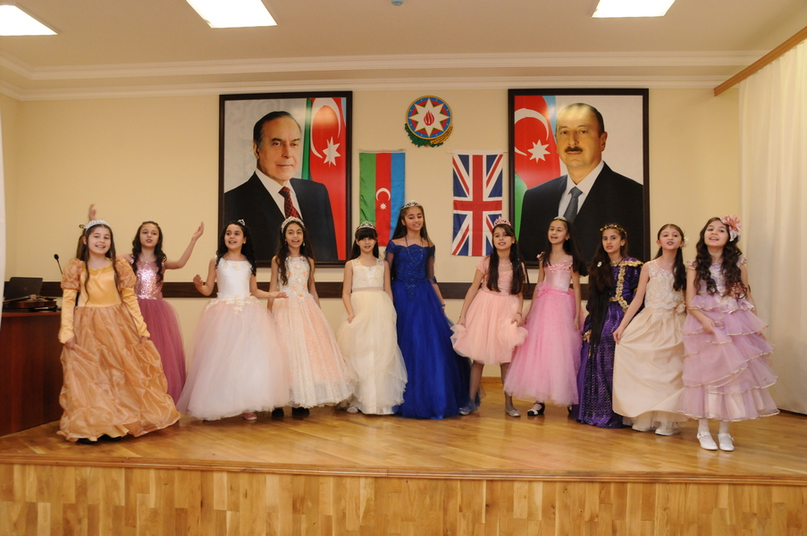 62 saylı məktəb-liseydə maraqlı kompozisiyalar nümayiş etdirildi - FOTOLAR  