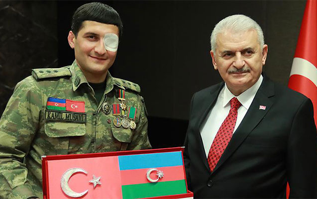 Binəli Yıldırım Qarabağ qazisinə təsbeh hədiyyə etdi