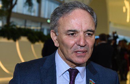 Əflatun Amaşov qəzet kağızlarına tətbiq edilən əlavə dəyər vergisinin ləğvini İSTƏDİ
