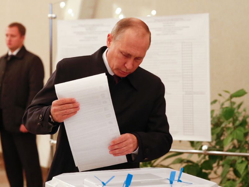 Putin prezident seçkisində səs verdi