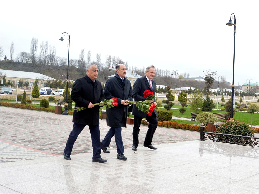 Nazir Əbülfəs Qarayev ABŞ-ın ölkəmizdəki səfiri ilə görüşdü