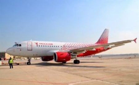 Rus təyyarəsi aeroport  əməkdaşının ayağının üstündən keçdi - LONDONDA