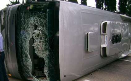 İki avtobus&nbsp;toqquşdu&nbsp;- 15 &ouml;l&uuml;