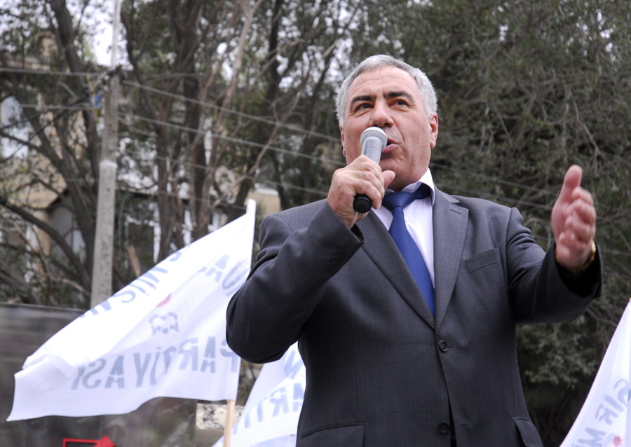 Prezidentliyə namizəd Azərbaycan əlifbasını bilmir