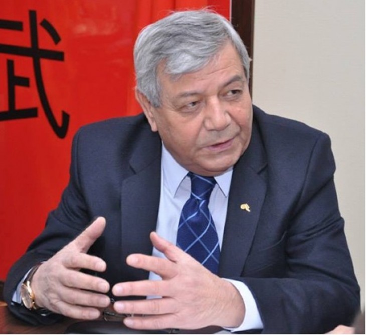 Akademik &ldquo;k&uuml;&ccedil;&uuml;k&rdquo;ə g&ouml;rə &uuml;zr istədi, ancaq...
