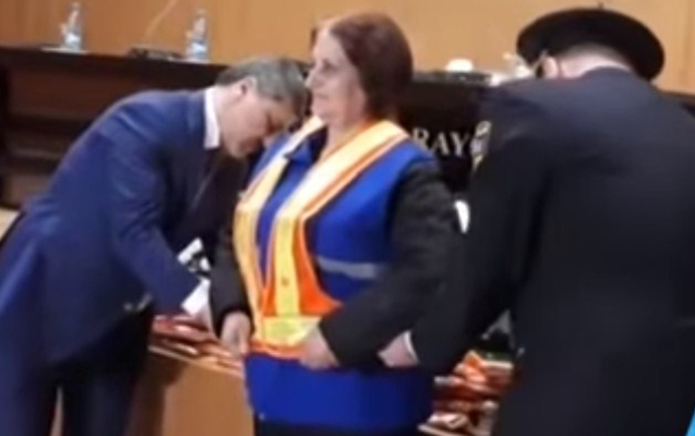 Yol polisi süpürgəçi qadınlara xüsusi geyim verdi 