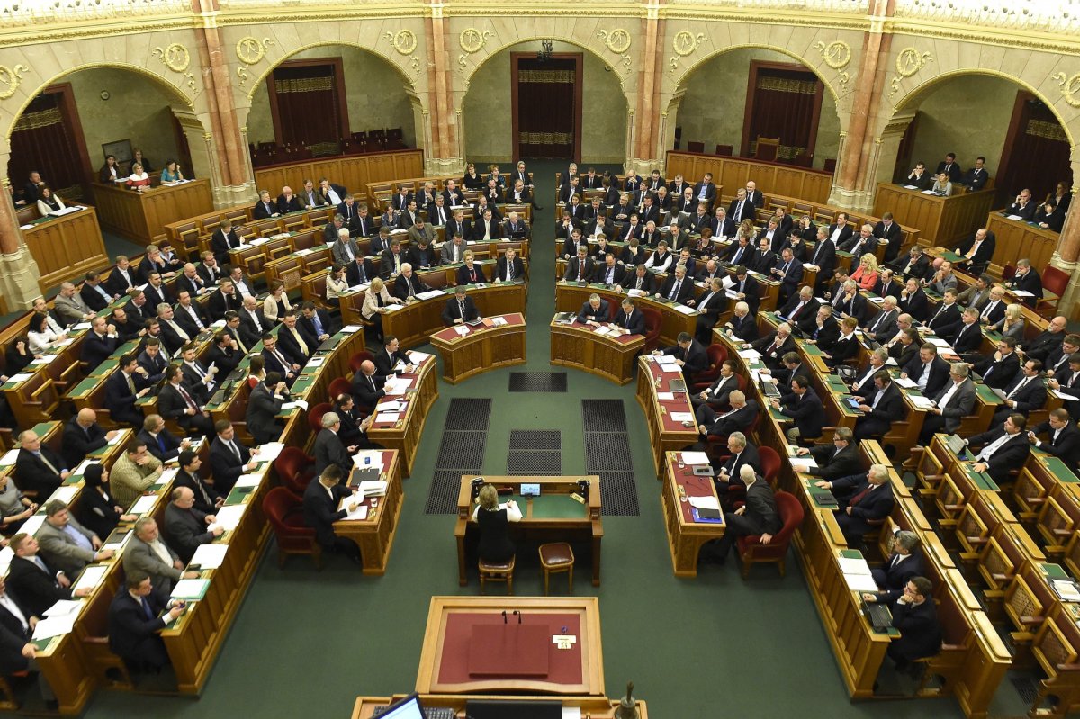 Macarıstanda parlament seçkiləri keçirilir