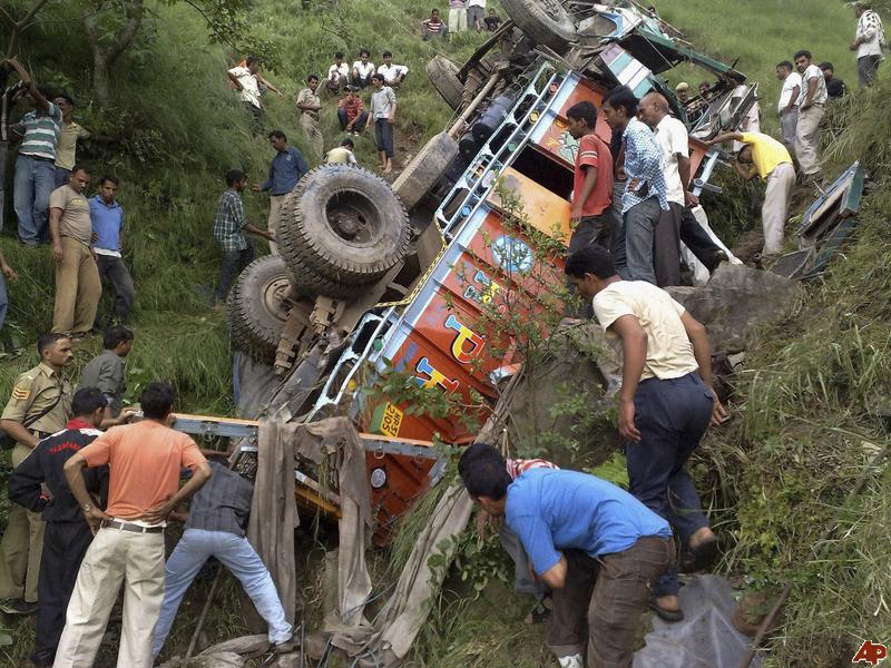 Hindistanda avtobus dərəyə aşıb, 26 uşaq ölüb
