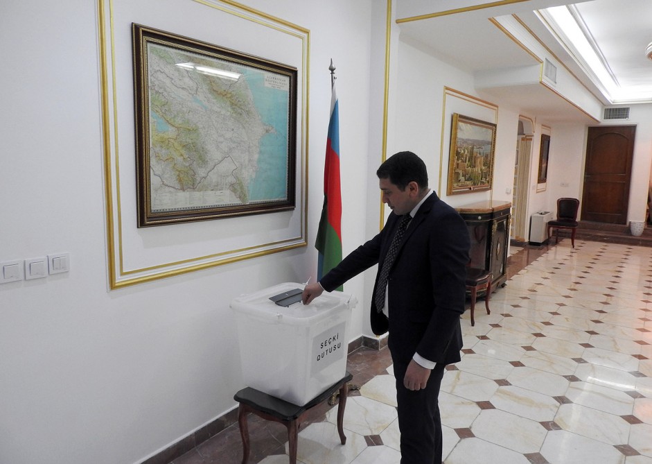 Azərbaycanın İrandakı səfirliyində səsvermə başladı
