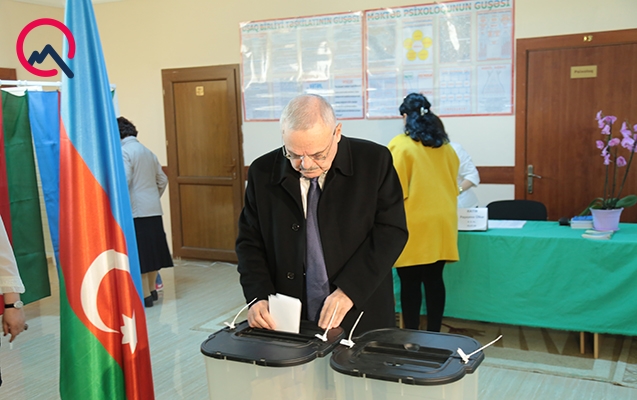 Artur Rasizadə seçki məntəqəsinə gəldi