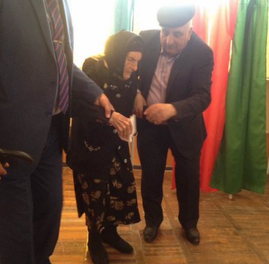 124 yaşlı azərbaycanlı seçici səs verib - FOTO   