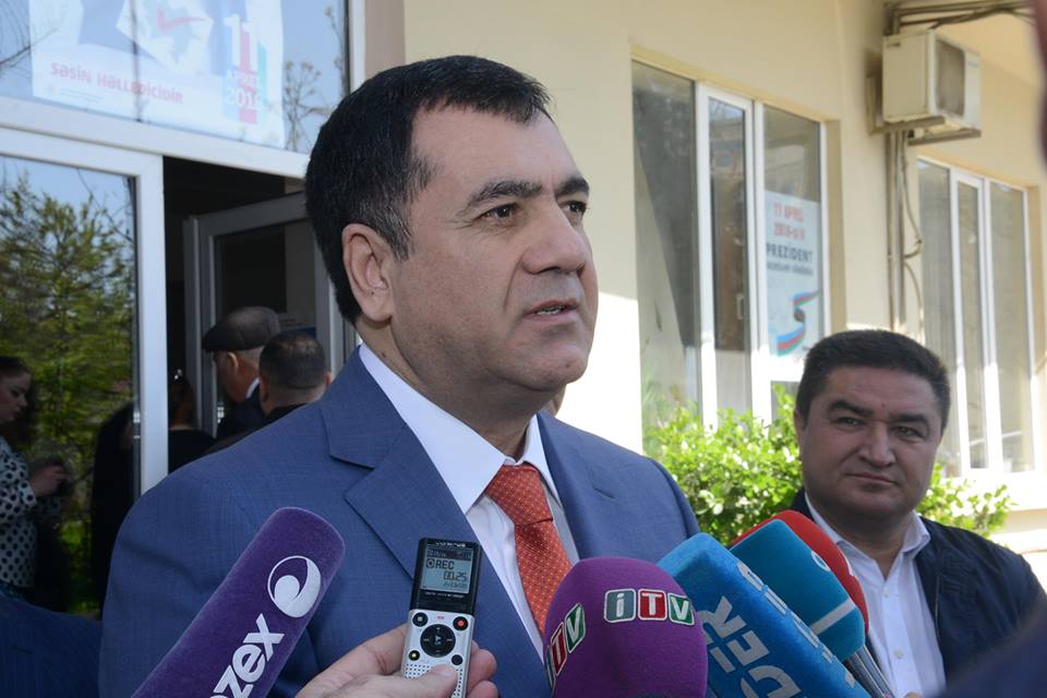 Qüdrət Həsənquliyev xanımı ilə səs verdi