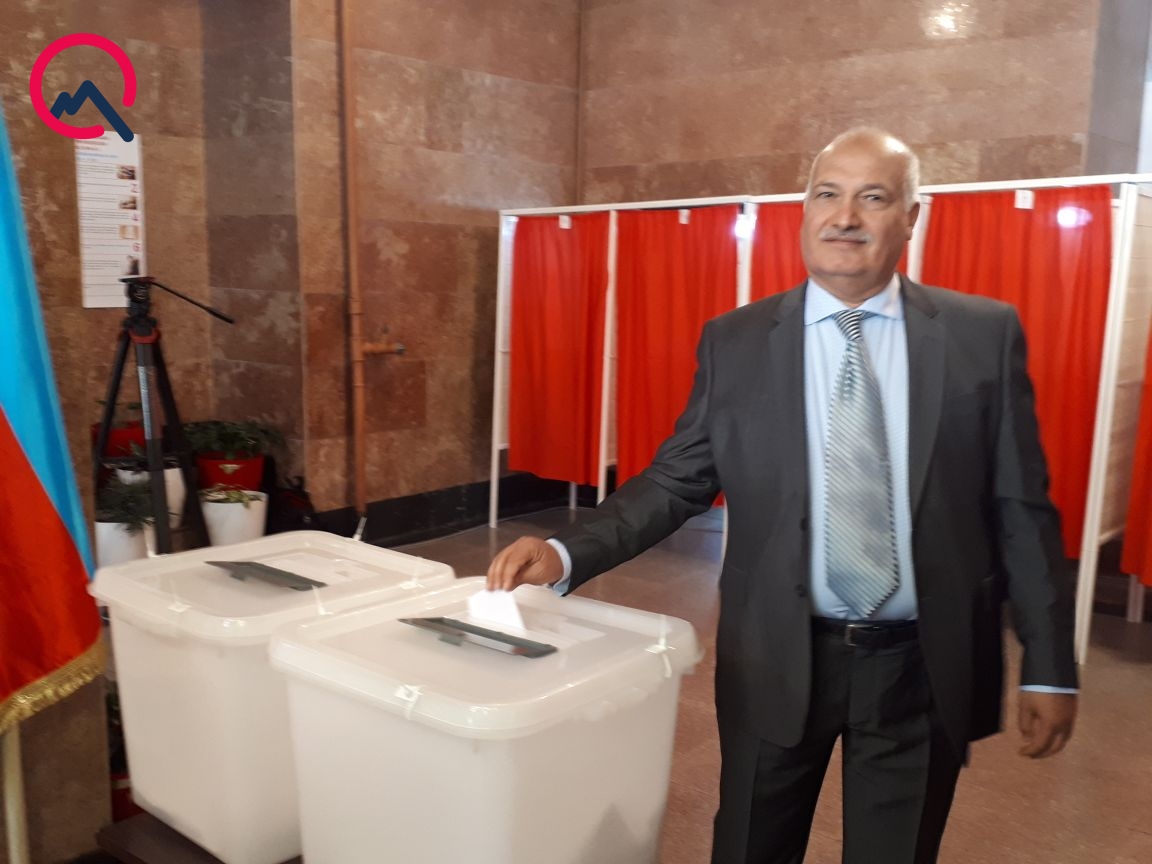 Daha bir prezidentliyə namizəd seçki məntəqəsində - FOTO