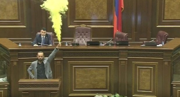 Ermənistan parlamentində qeyri-adi İNSİDENT - FOTOLAR