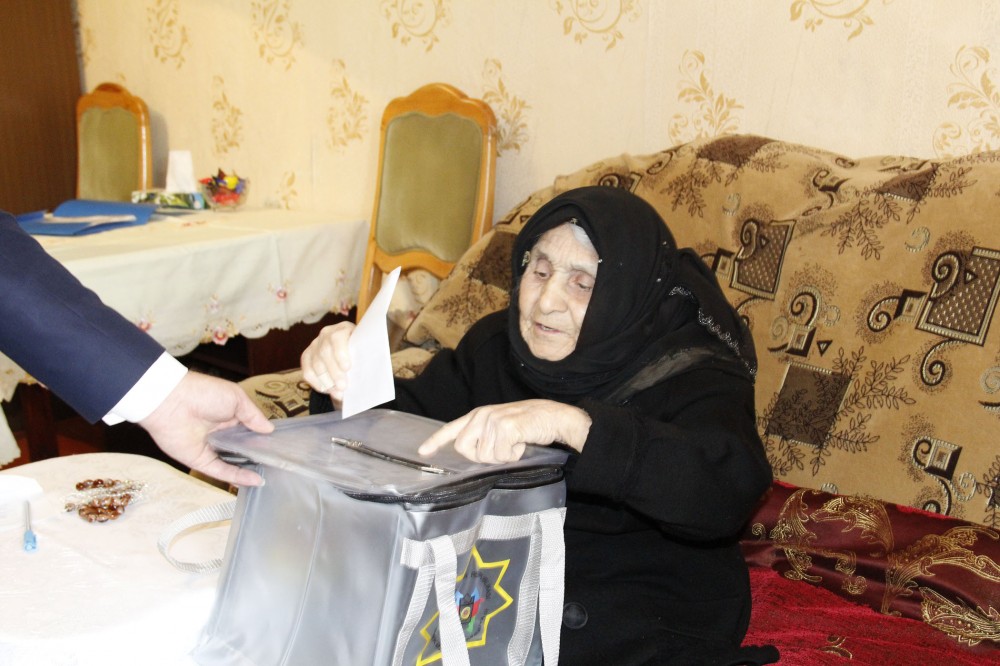 Ağbirçək Zinyət Həsənova: “Əmin-amanlığına səs verdim”