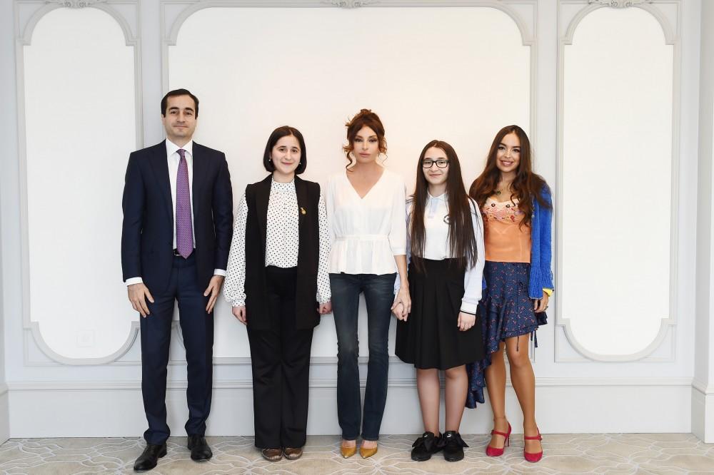 Mehriban Əliyeva gənc ixtiraçılarla görüşüb