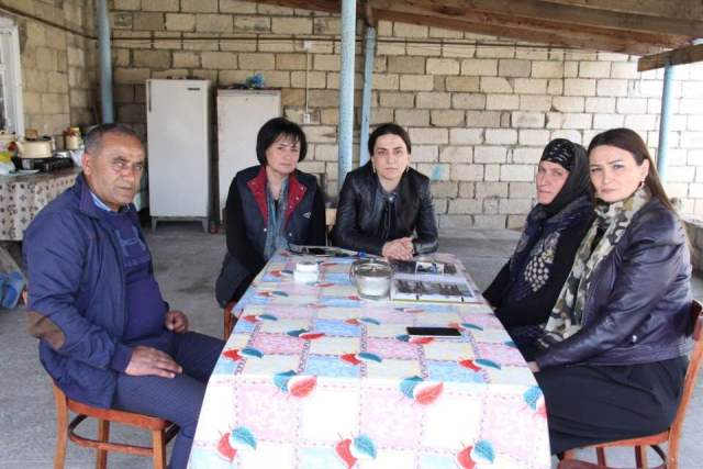 Qənirə Paşayeva aprel şəhidlərinin ailələrini ziyarət edib