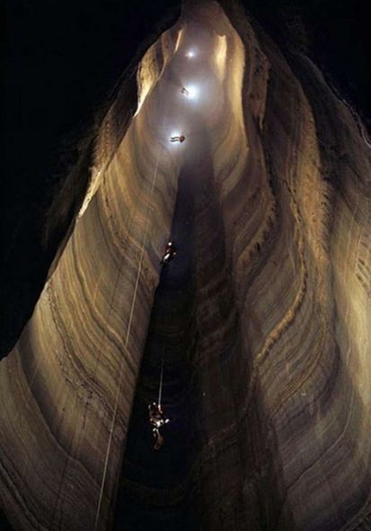 Tarixdə ilk dəfə dünyanın ən dərin mağarasına endilər -  FOTOLAR