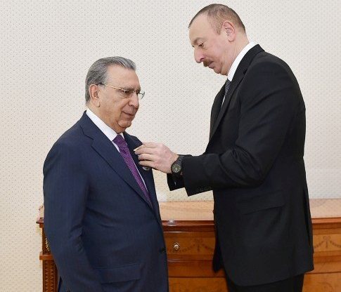 İlham Əliyev Ramiz Mehdiyevə “Şöhrət” ordeni verdi - FOTO