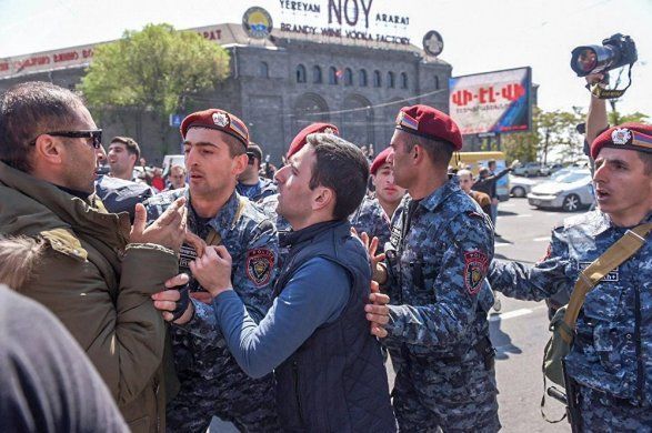 Etirazçılar Yerevanda meriyanı mühasirəyə aldılar - YENİLƏNİB