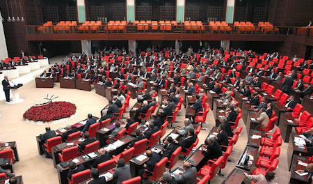 Türkiyə parlamenti erkən seçkilərin keçirilməsi haqqında qərarı təsdiqlədi