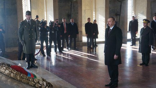 İlham Əliyev Ankarada Anıtqəbiri ziyarət edib
