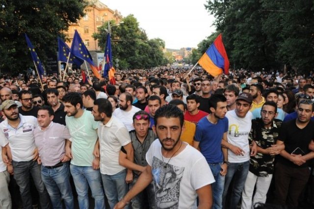 Etirazçılar Yerevan aeroportuna gedən yolu bağladılar