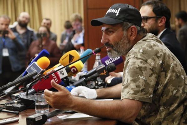 Paşinyan &ouml;z tərəfdarlarını Yerevan k&uuml;&ccedil;ələrinə &ccedil;ağırdı  &nbsp;