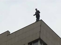 Bakıda beşmərtəbəli binanın damına çıxan kişi intihar etmək istədi  