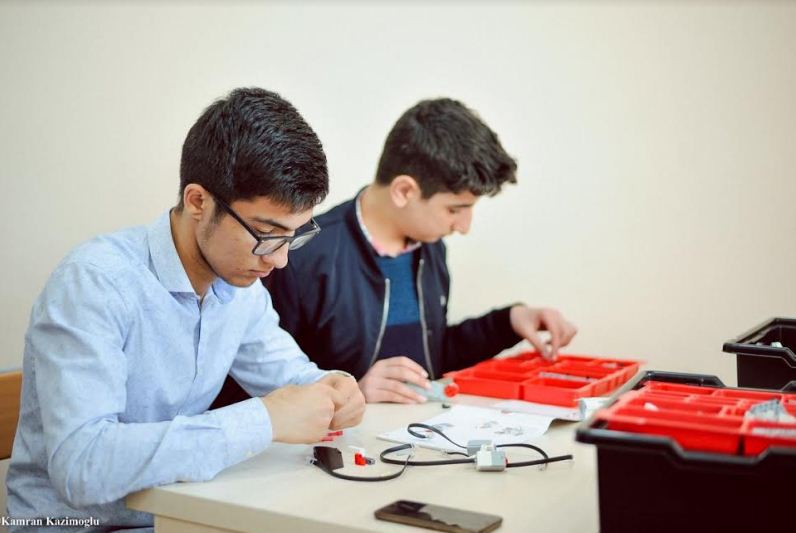 Məktəblilər Qərbi Kaspi Universitetinin Texnoparkında
