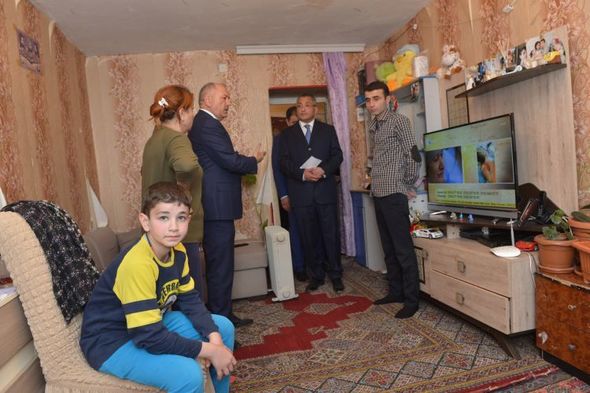 Rövşən Rzayev yataqxanada məskunlaşmış məcburi köçkünlərlə görüşüb - FOTOLAR