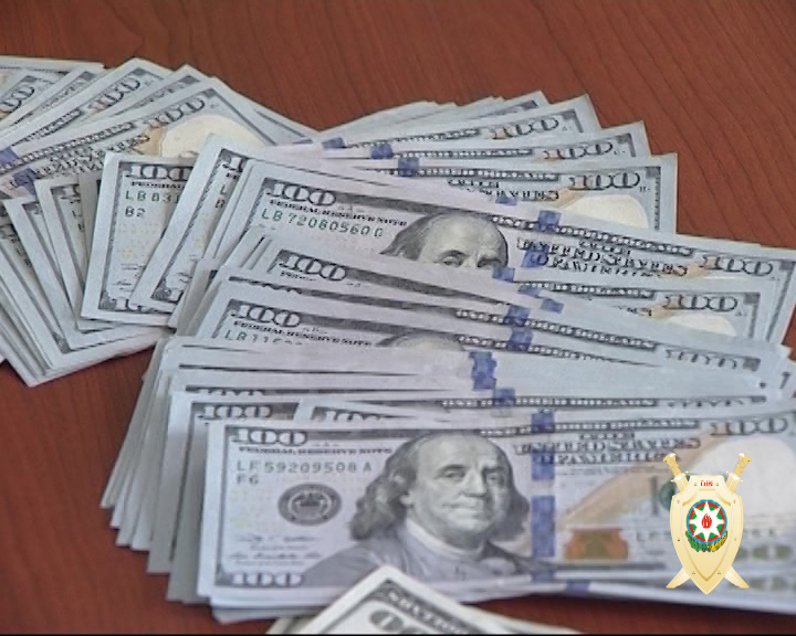 Bakıda bankda 18900 saxta dollar dəyişmək istədilər – Ələ keçdilər - FOTOLAR   