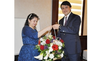 Fuad Muradov Dövlət Komitəsinin əməkdaşını təbrik edib