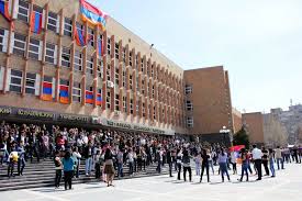 Ermənistanda Universitet rektorunun istefası tələb olunur