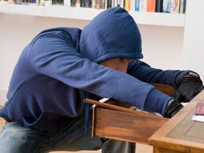 Tovuzda oğurluq: nəvə nənəsinin pulunu apardı