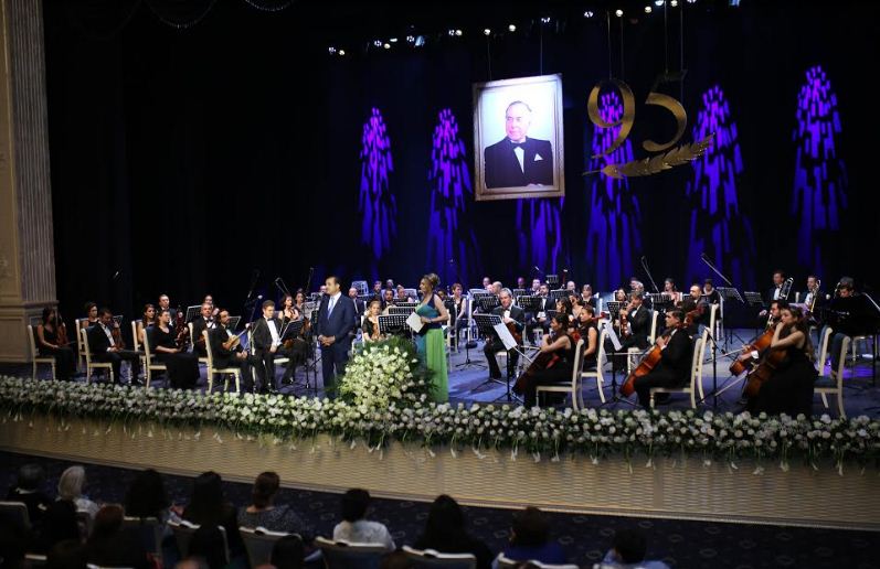 Türkiyənin dövlət orkestrı Gəncə Dövlət Filarmoniyasının səhnəsində