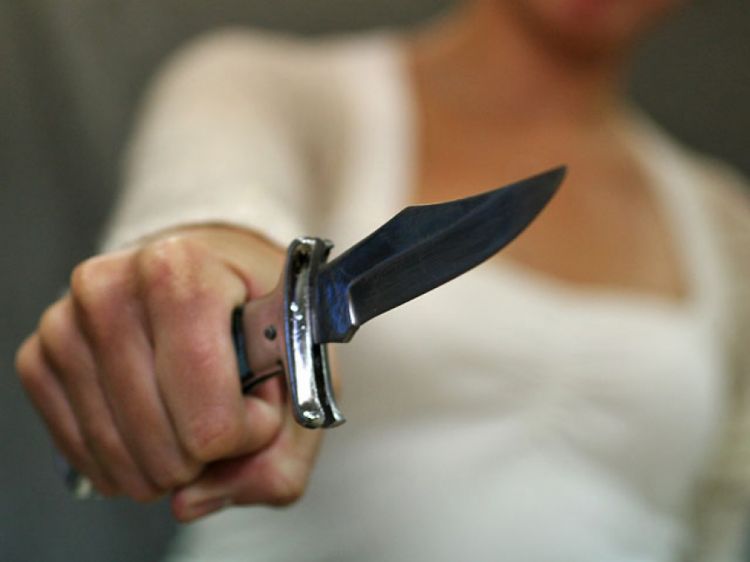 Sabirabadda qadın qonşu kişini bıçaqladı